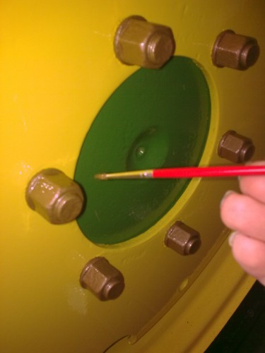 Lanz D1206 Radschrauben Lackierung.jpg